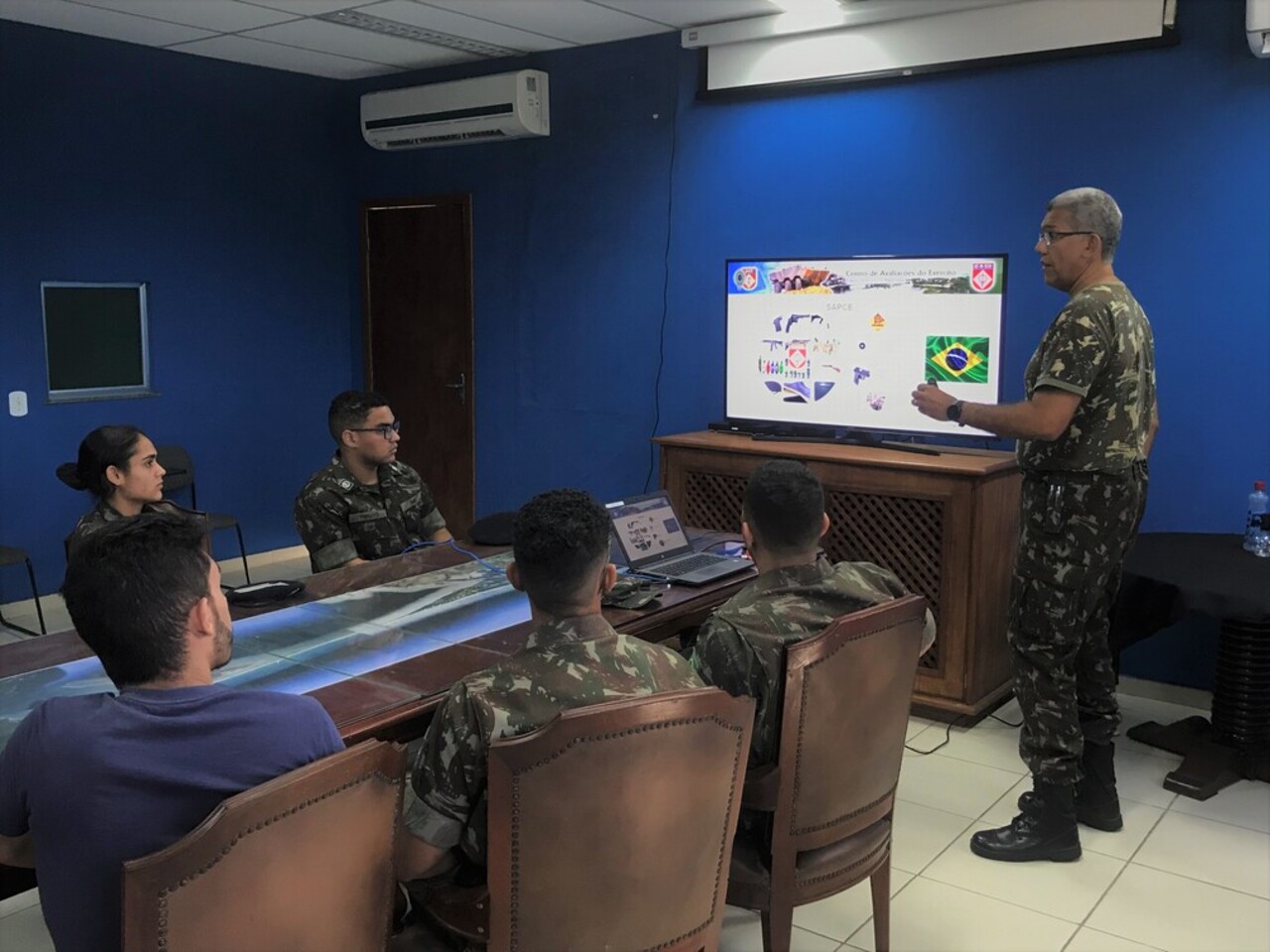 Centro de Avaliações do Exército recebe visita de instrução de alunos do Instituto Militar de Engenharia
